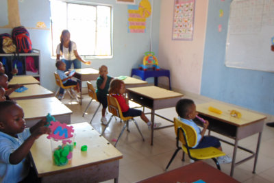 teacher helping kids drawing